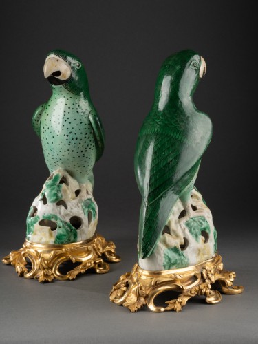 XVIIIe siècle - Paire de perroquets en biscuit monté bronze, Chine 18e siècle
