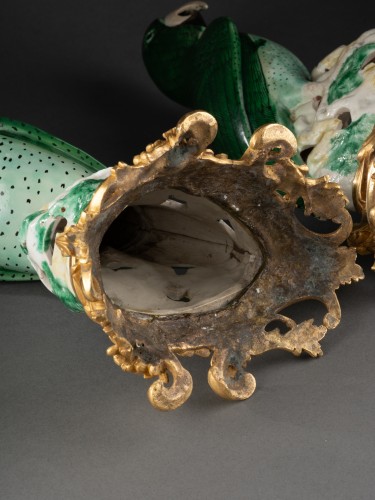 Louis XV - Paire de perroquets en biscuit monté bronze, Chine 18e siècle