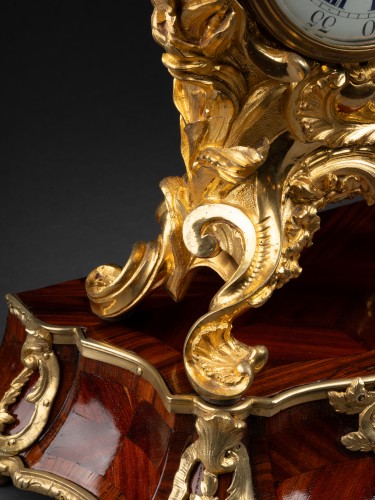 Louis XV - Rocaille clock with marquetry base, Paris, Louis XV period