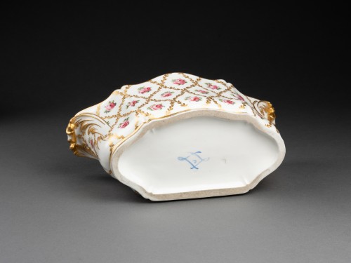 Antiquités - Garniture en porcelaine de la Manufacture de Sévres vers 1768