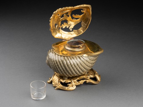 Celadon sandstone conch mounted as an inkwell, Paris, Louis XV period - Louis XV