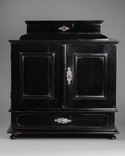 Cabinet en ébène orné de peintures, Italie 17e siècle - Mobilier Style Louis XIII