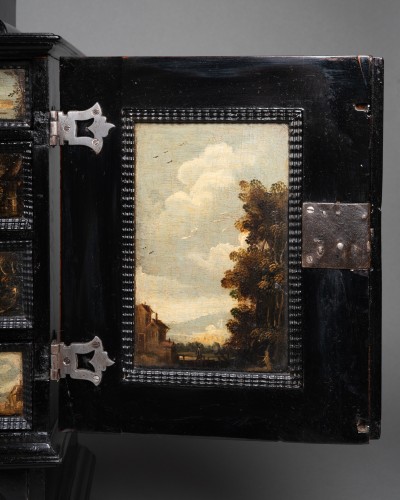 XVIIe siècle - Cabinet en ébène orné de peintures, Italie 17e siècle