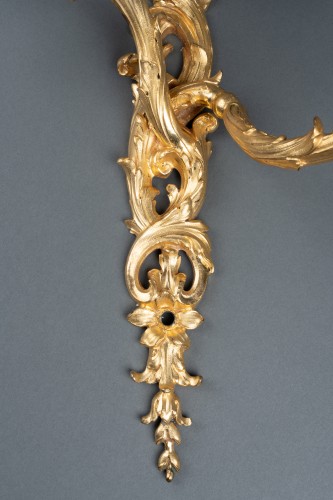 17th century - Pair of gilded bronze sconces, Paris around 1730