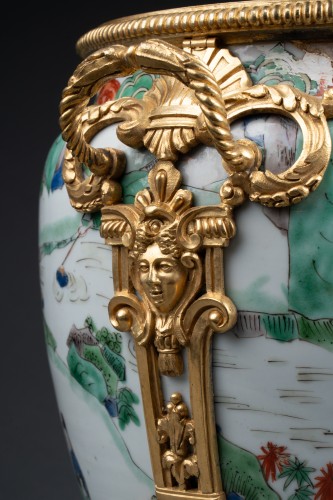 Céramiques, Porcelaines  - Pot pourri en porcelaine de Chine, monture Paris époque Régence
