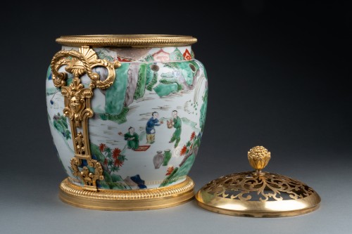 Pot pourri en porcelaine de Chine, monture Paris époque Régence - Régence