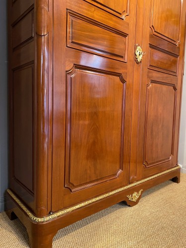 Armoire en acajou massif par J.H Riesener, Paris vers 1770-1775 - Louis XV