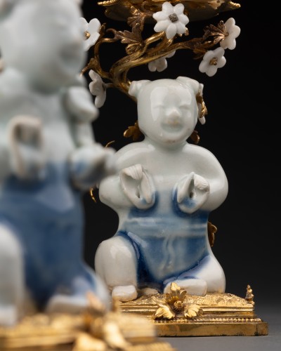 Pair of bronze and Chinese porcelain candlesticks, Regence period - Lighting Style French Regence