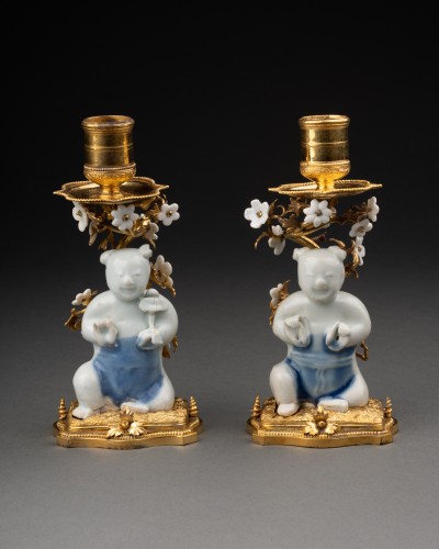 Pair of bronze and Chinese porcelain candlesticks, Regence period - 