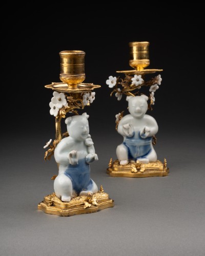 18th century - Pair of bronze and Chinese porcelain candlesticks, Regence period