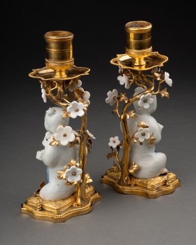 French Regence - Pair of bronze and Chinese porcelain candlesticks, Regence period