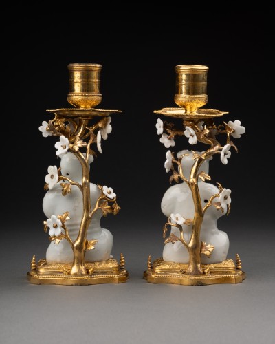 Antiquités - Pair of bronze and Chinese porcelain candlesticks, Regence period