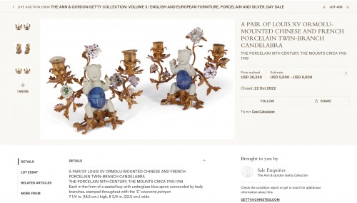 Antiquités - Pair of bronze and Chinese porcelain candlesticks, Regence period