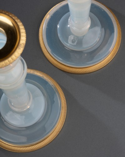 Luminaires Bougeoirs et Chandeliers - Paire de flambeaux en opaline, Manufacture du Creusot vers 1820