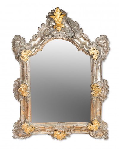 Miroir en métal repoussé et bronze doré, Allemagne vers 1750