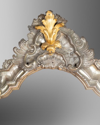 Miroir en métal repoussé et bronze doré, Allemagne vers 1750 - Miroirs, Trumeaux Style Louis XV