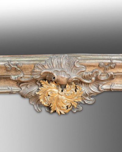 XVIIIe siècle - Miroir en métal repoussé et bronze doré, Allemagne vers 1750