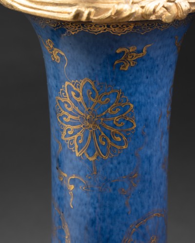 Paire de vases à fond bleu poudré monté bronze vers 1760 - Céramiques, Porcelaines Style Louis XV
