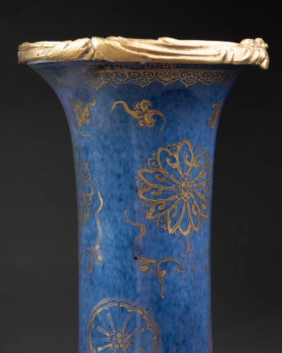 Céramiques, Porcelaines  - Paire de vases à fond bleu poudré monté bronze vers 1760