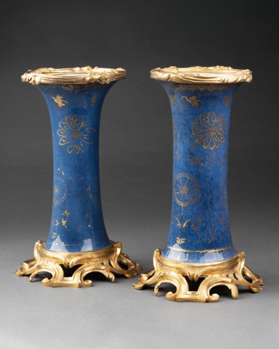 Paire de vases à fond bleu poudré monté bronze vers 1760 - Franck Baptiste Paris
