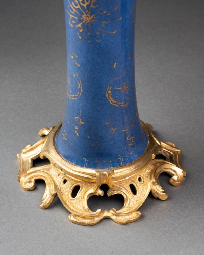 Paire de vases à fond bleu poudré monté bronze vers 1760 - Louis XV