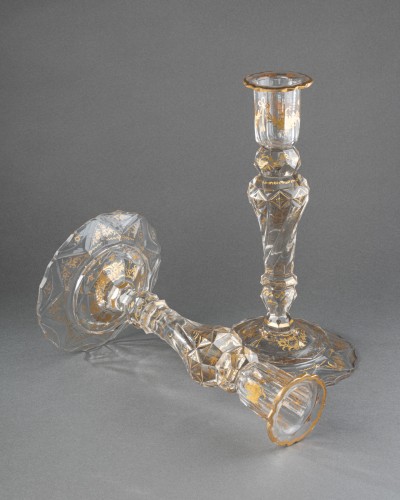 Luminaires Bougeoirs et Chandeliers - Paire de flambeaux en cristal taillé et doré, vers 1820