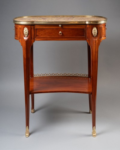 Table de salon faisant office de lutrin, Paris vers 1770 - Mobilier Style Louis XVI
