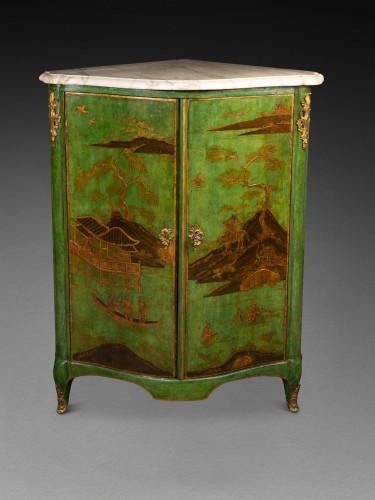 Pair of corner cabinets in green Martin varnish, Paris, Louis XV period - 