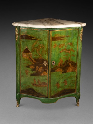 18th century - Pair of corner cabinets in green Martin varnish, Paris, Louis XV period