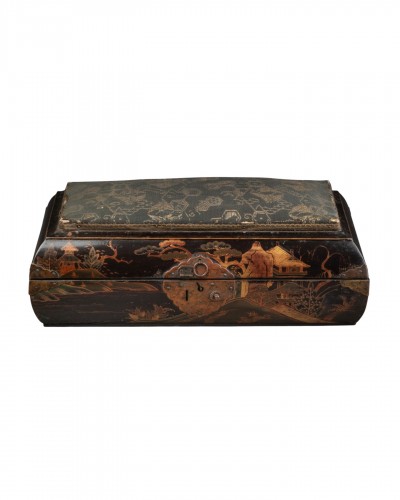 Japanese lacquer sewing box, circa 1700-1730