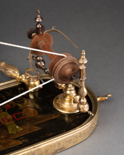 Louis XV - Rouet de salon en bronze et vernis Martin, Paris vers 1750