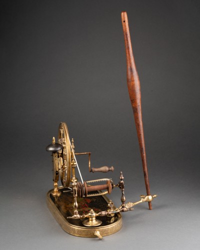 Antiquités - Rouet de salon en bronze et vernis Martin, Paris vers 1750