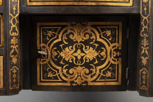 Louis XIV - Bureau Mazarin en laque à l’imitation de la marqueterie Boulle , époque Louis XIV