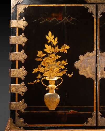 Cabinet de voyage en laque du Japon, vers 1680 - Mobilier Style Louis XIV