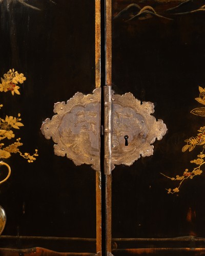 Antiquités - Cabinet de voyage en laque du Japon, vers 1680