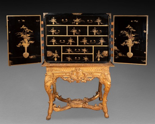 Antiquités - Cabinet de voyage en laque du Japon, vers 1680