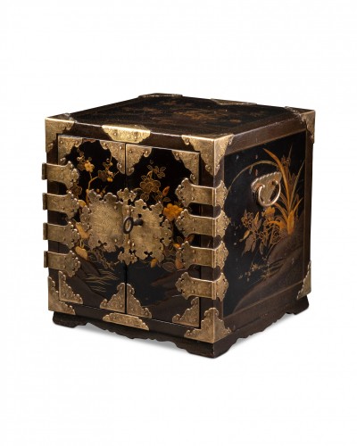 Petit cabinet de voyage en laque du Japon vers 1680 