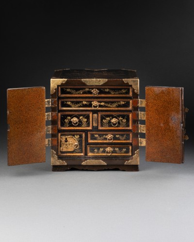 Petit cabinet de voyage en laque du Japon vers 1680  - Mobilier Style Louis XIV