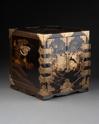 XVIIe siècle - Petit cabinet de voyage en laque du Japon vers 1680 