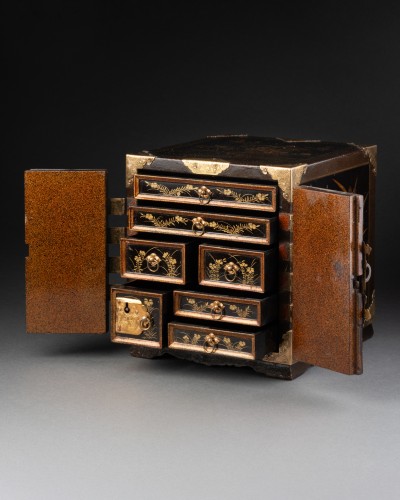 Louis XIV - Petit cabinet de voyage en laque du Japon vers 1680 