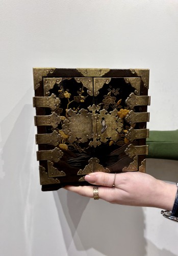 Antiquités - Petit cabinet de voyage en laque du Japon vers 1680 