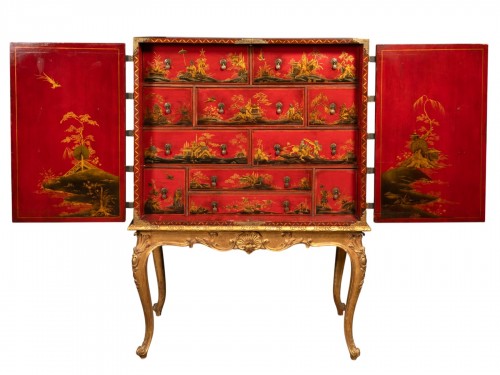 Cabinet de voyage en vernis rouge , Angleterre vers 1700-1720