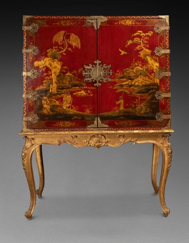 Mobilier Cabinet & Coffre - Cabinet de voyage en vernis rouge , Angleterre vers 1700-1720