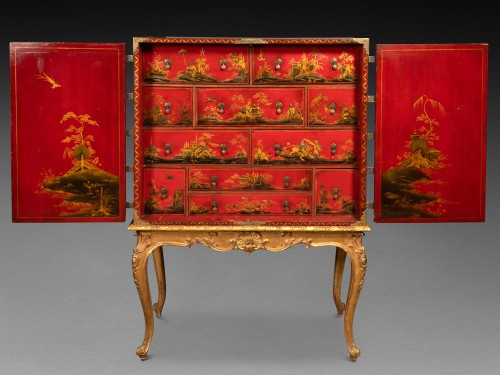 XVIIIe siècle - Cabinet de voyage en vernis rouge , Angleterre vers 1700-1720