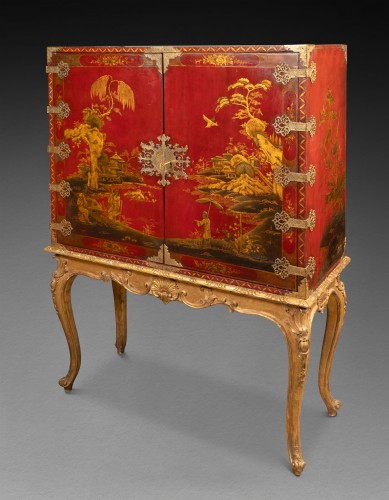 Antiquités - Cabinet de voyage en vernis rouge , Angleterre vers 1700-1720