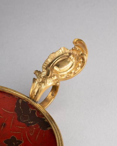 Bougeoir à main en laque et bronze doré, Paris vers 1750 - Luminaires Style Louis XV
