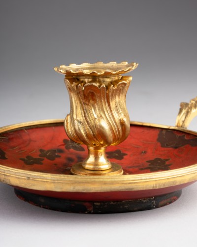 Luminaires Bougeoirs et Chandeliers - Bougeoir à main en laque et bronze doré, Paris vers 1750