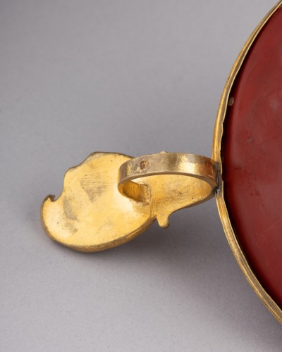 Antiquités - Bougeoir à main en laque et bronze doré, Paris vers 1750