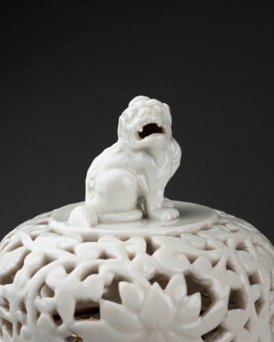 Pair of Chinese porcelain potpourri jars mounted in bronze, circa 1780 - Porcelain & Faience Style Louis XIV