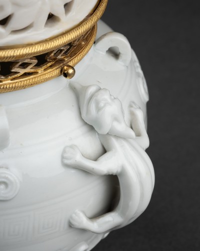 Porcelain & Faience  - Pair of Chinese porcelain potpourri jars mounted in bronze, circa 1780
